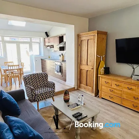 The Den: Serviced 2-bedroom With Free Wi-fi Bristol