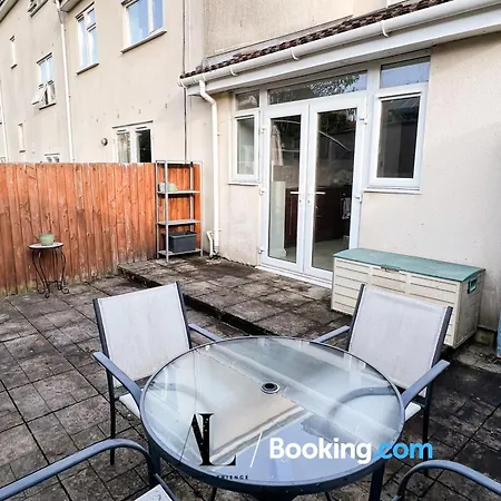 The Den: Serviced 2-bedroom With Free Wi-fi *