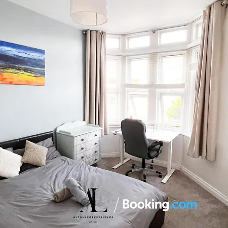 The Den: Serviced 2-bedroom With Free Wi-fi Apartment *