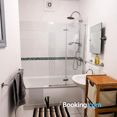The Den: Serviced 2-bedroom With Free Wi-fi Bristol