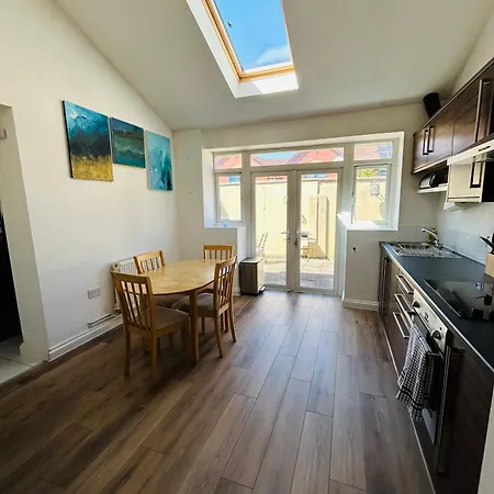 Apartment The Den: Serviced 2-bedroom With Free Wi-fi
