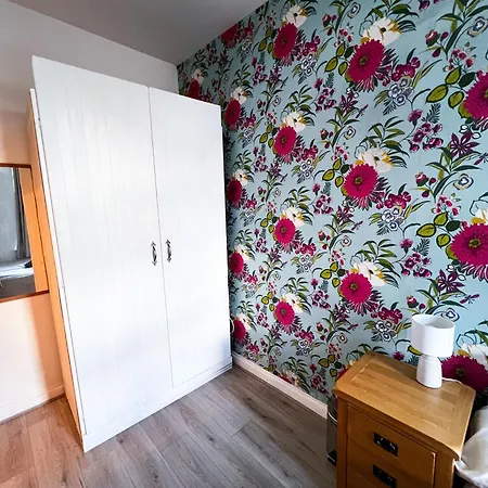 The Den: Serviced 2-bedroom With Free Wi-fi * Bristol