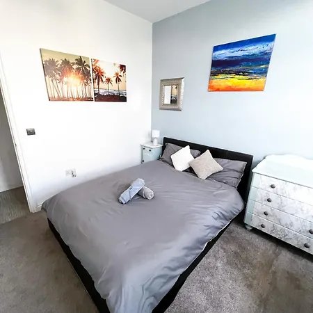 Apartment The Den: Serviced 2-bedroom With Free Wi-fi
