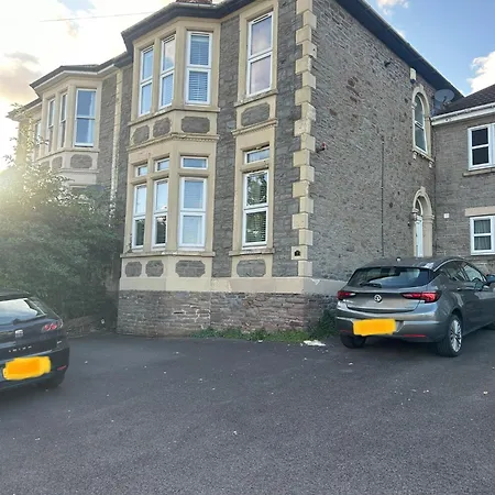The Den: Serviced 2-bedroom With Free Wi-fi Apartment Bristol