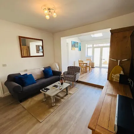 The Den: Serviced 2-bedroom With Free Wi-fi Apartment Bristol