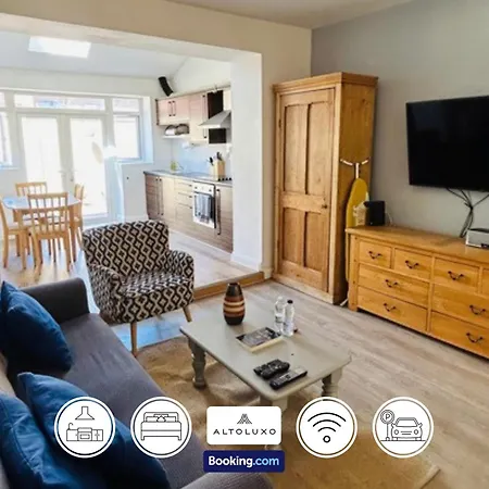The Den: Serviced 2-bedroom With Free Wi-fi Bristol