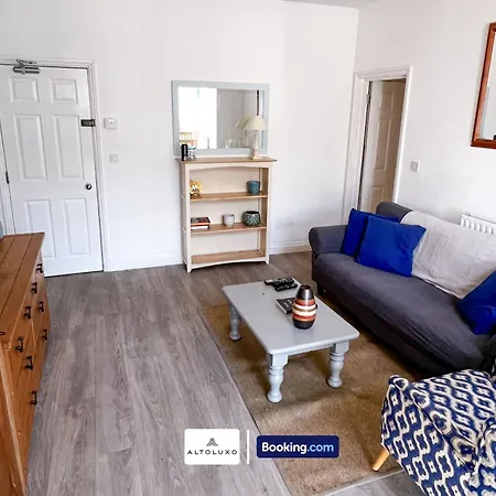 Apartment The Den: Serviced 2-bedroom With Free Wi-fi Bristol