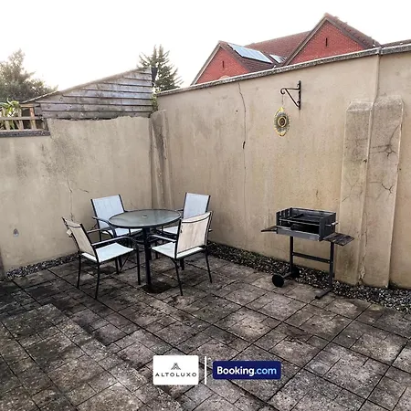 The Den 2 Bedroom Serviced By Altoluxoexperience Short Lets & Serviced With Free Wifi *
