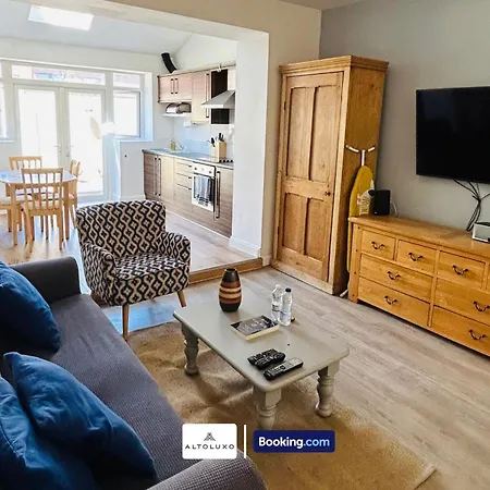 The Den: Serviced 2-bedroom With Free Wi-fi Bristol