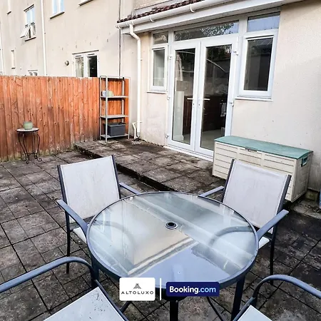 The Den: Serviced 2-bedroom With Free Wi-fi * Bristol