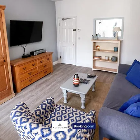 The Den 2 Bedroom Serviced By Altoluxoexperience Short Lets & Serviced With Free Wifi