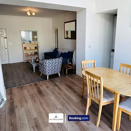 The Den 2 Bedroom Serviced By Altoluxoexperience Short Lets & Serviced With Free Wifi Apartman